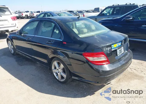 2011 Mercedes-Benz C 300 Luxury/Sport z USA, uszkodzony, nr VIN WDDGF5EB5BA468653